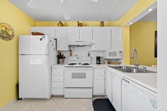 911 Gardenia Dr in Delray Beach, FL - Building Photo - Building Photo