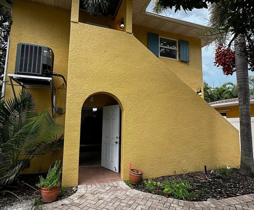 4390 Maple St NE in Tampa, FL - Building Photo