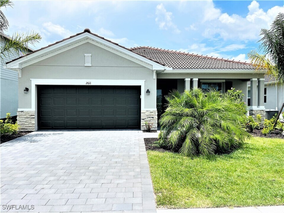 2611 Scarlet Wy in Naples, FL - Building Photo