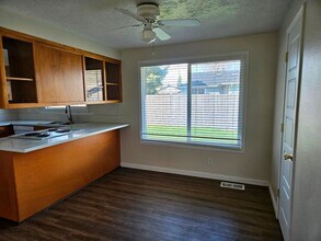 4575 Drake Ct NE in Salem, OR - Foto de edificio - Building Photo