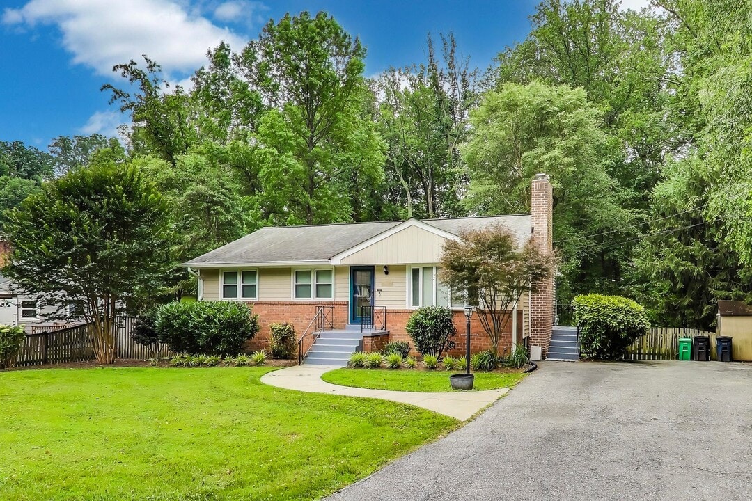 6107 Parkway Dr in Laurel, MD - Foto de edificio