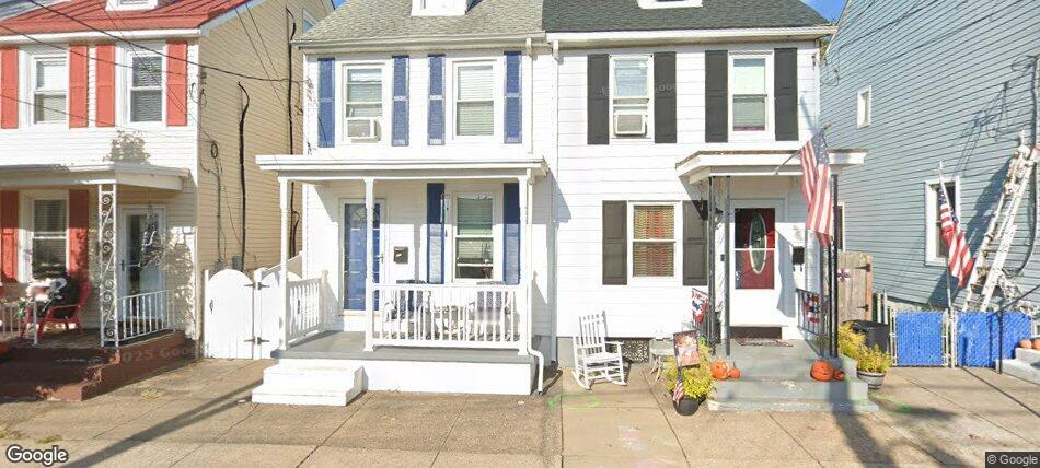 327 Walnut St in Bristol, PA - Building Photo