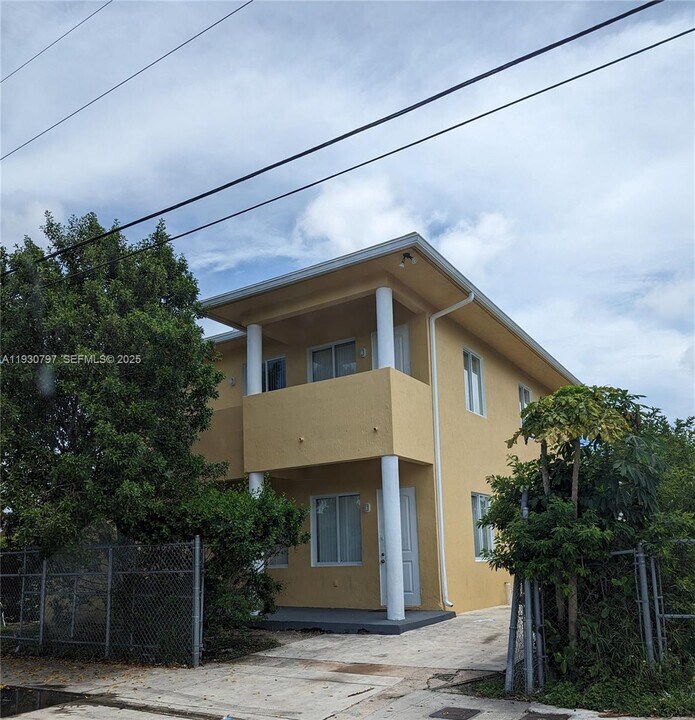 10214 SW 175th St in Miami, FL - Building Photo