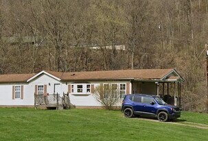 120 Blythe Rd in Morgan, PA - Building Photo