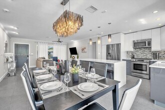 5720 Van Buren St in Hollywood, FL - Building Photo - Building Photo
