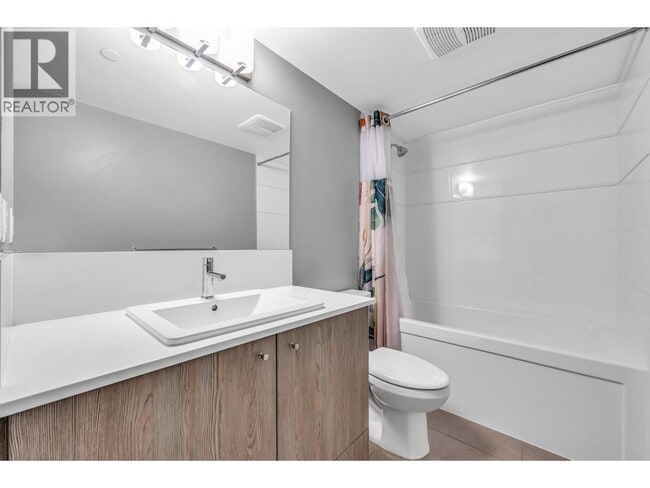 2525 Clarke St in Port Moody, BC - Building Photo - Building Photo