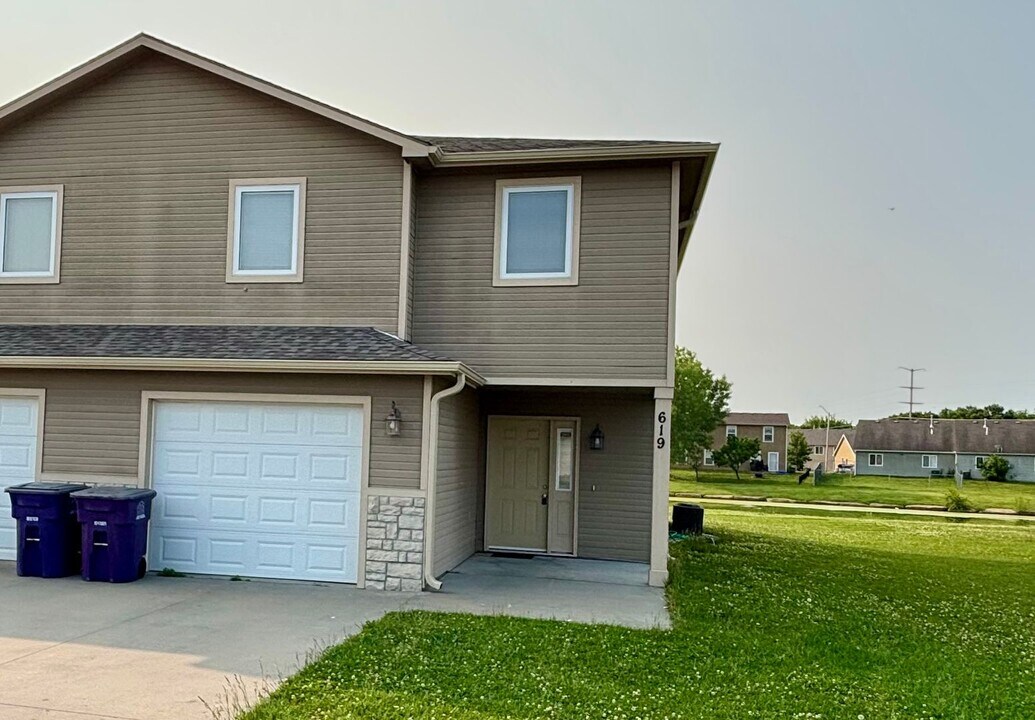 619 Northfield Rd in Manhattan, KS - Building Photo