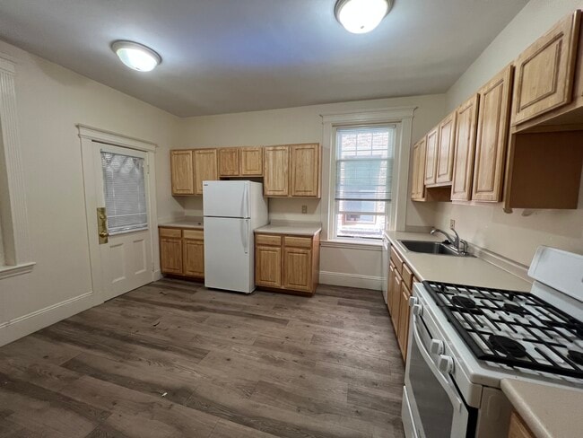 73 Longwood Ave, Unit 1F in Brookline, MA - Foto de edificio - Building Photo