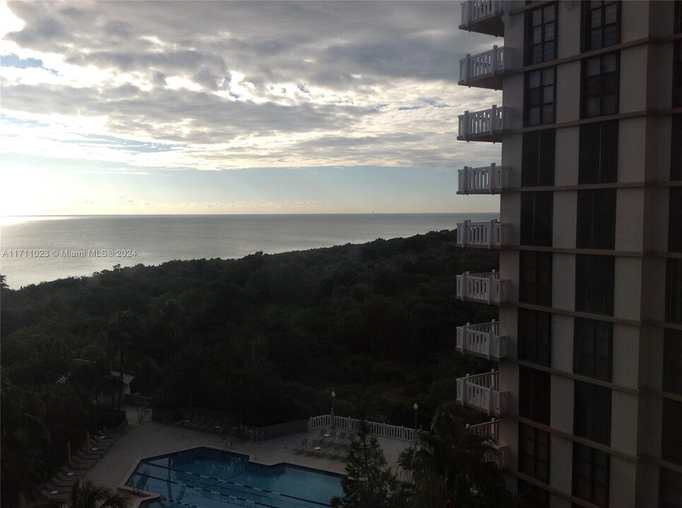 1121 Crandon Blvd, Unit F803 in Key Biscayne, FL - Building Photo