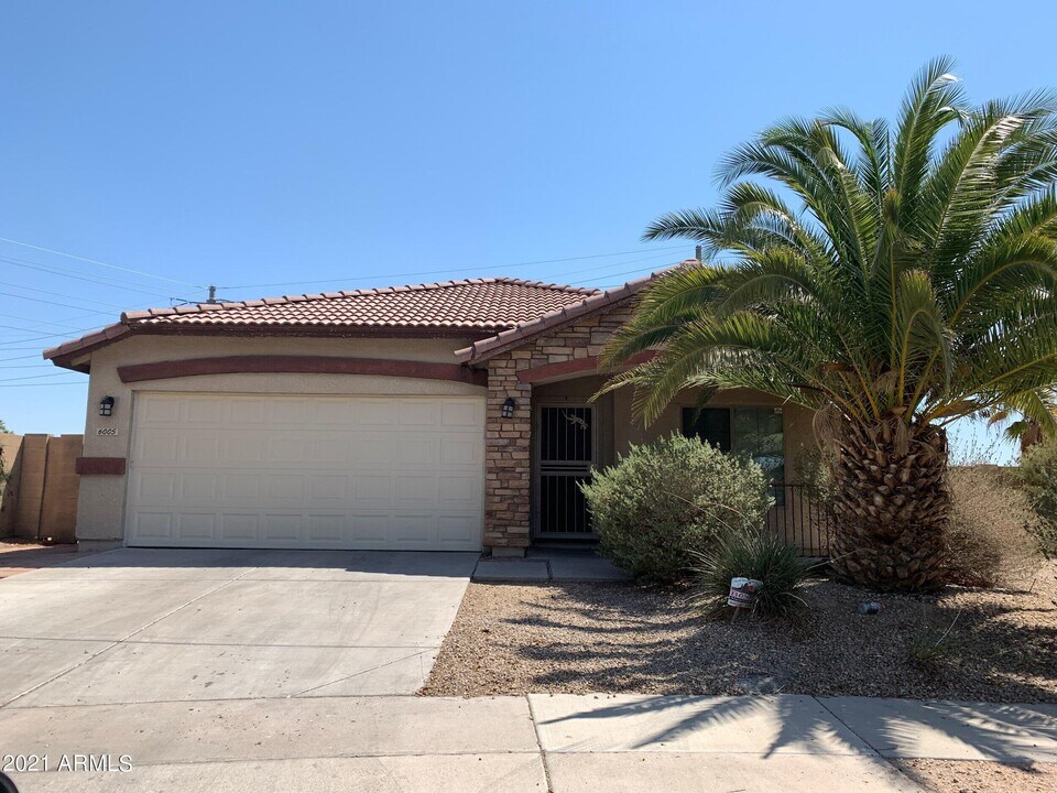 6005 S 15th Dr in Phoenix, AZ - Building Photo