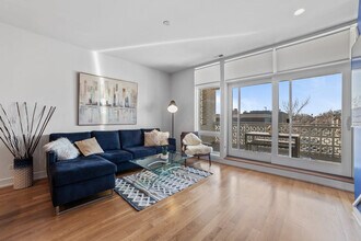 2046 W Chicago Ave in Chicago, IL - Foto de edificio - Building Photo