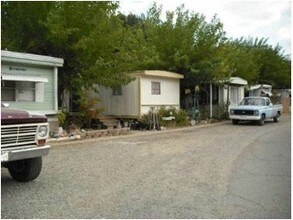 Mobile Home Park in Anderson, CA - Foto de edificio - Building Photo