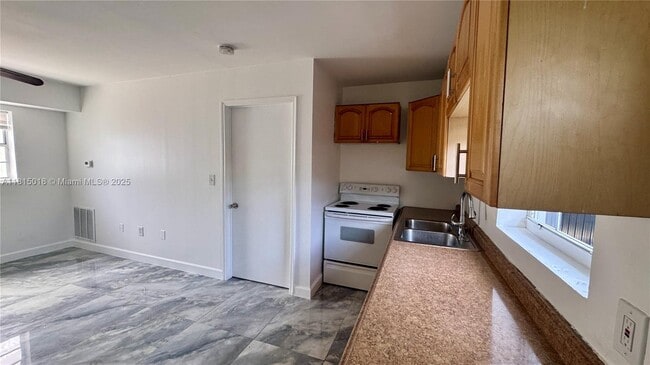 2731 NW 100th St in Miami, FL - Building Photo - Building Photo