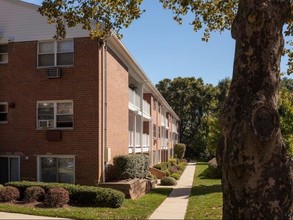 Crestview Apartments in Parlin, NJ - Foto de edificio - Building Photo