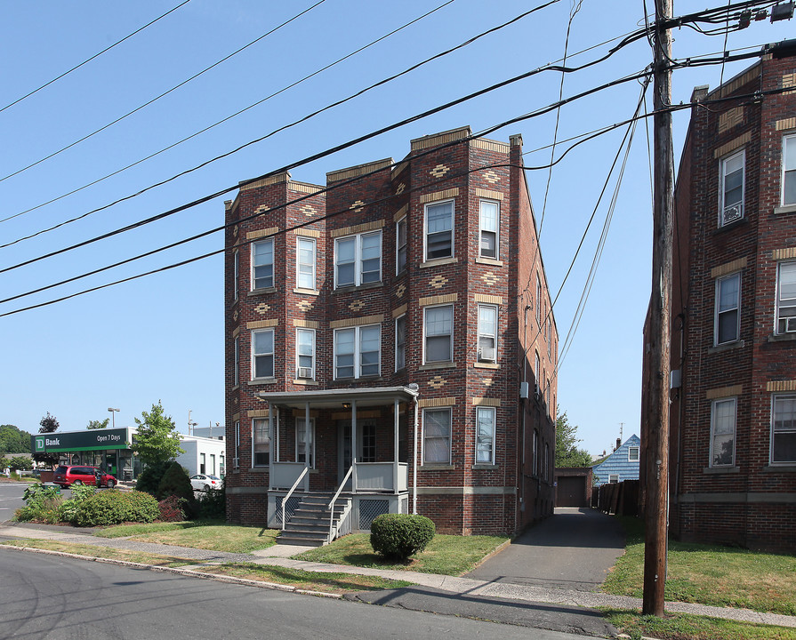 645 W Main St in New Britain, CT - Building Photo