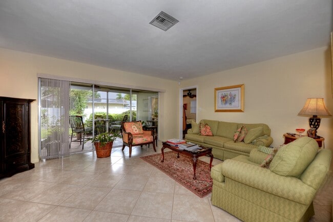 5652 Eichen Cir in Ft. Myers, FL - Building Photo - Building Photo