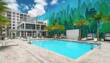 Avery Dania Pointe Apartments in Dania Beach, FL - Foto de edificio - Building Photo