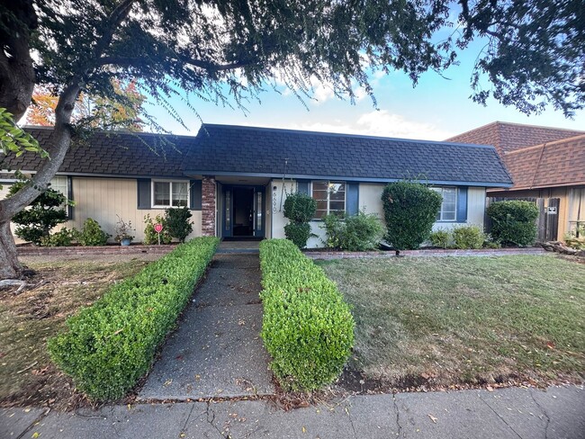 6690 Gloria Dr in Sacramento, CA - Building Photo - Building Photo