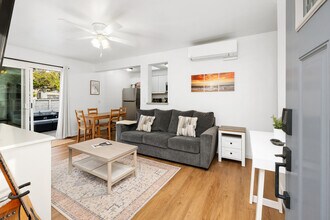 4725 Santa Cruz Ave in San Diego, CA - Building Photo - Building Photo