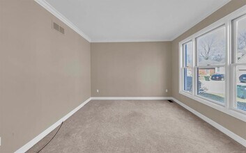 13556 Woodland Ct in Sterling Heights, MI - Building Photo - Building Photo