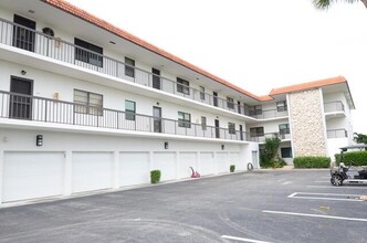 220 Lake Dr, Unit 205 in Palm Beach Shores, FL - Foto de edificio - Building Photo