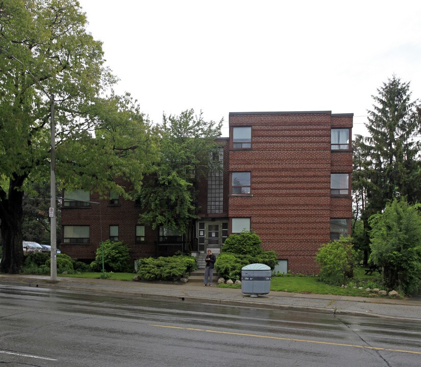 2694 Bloor St W in Toronto, ON - Building Photo