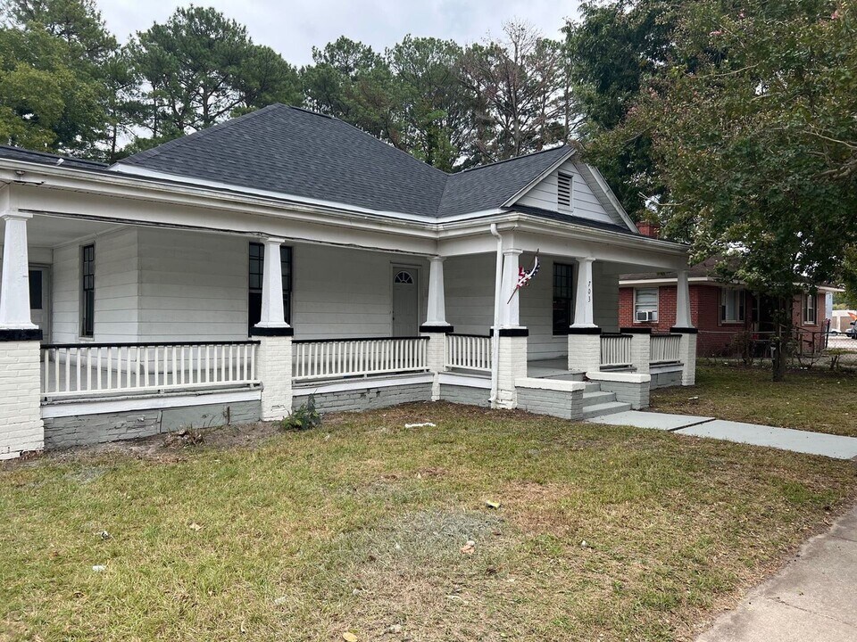703 Cokey Rd in Rocky Mount, NC - Foto de edificio