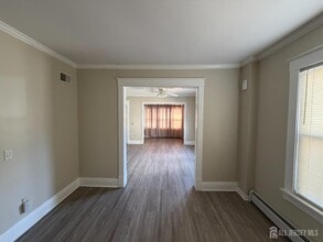 628 Grove Ave in Edison, NJ - Building Photo - Building Photo