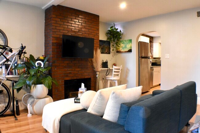 31 Fairfield St, Unit 1 in Boston, MA - Building Photo - Building Photo