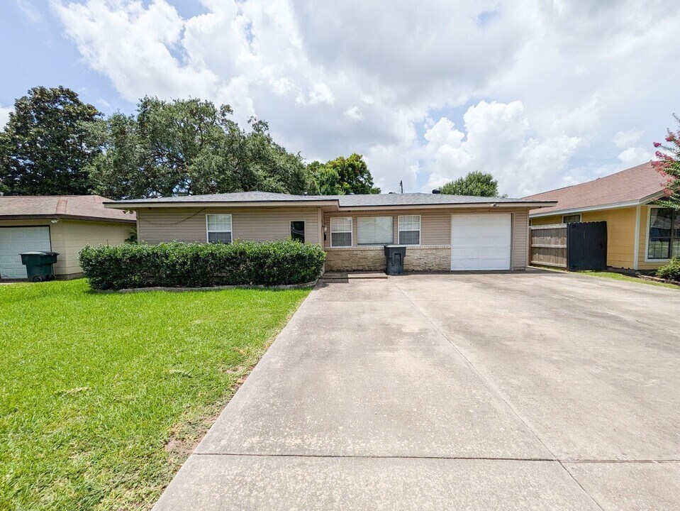 5031 Simpson Ave in Groves, TX - Building Photo
