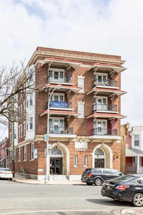 5913-17 Chestnut St in Philadelphia, PA - Building Photo