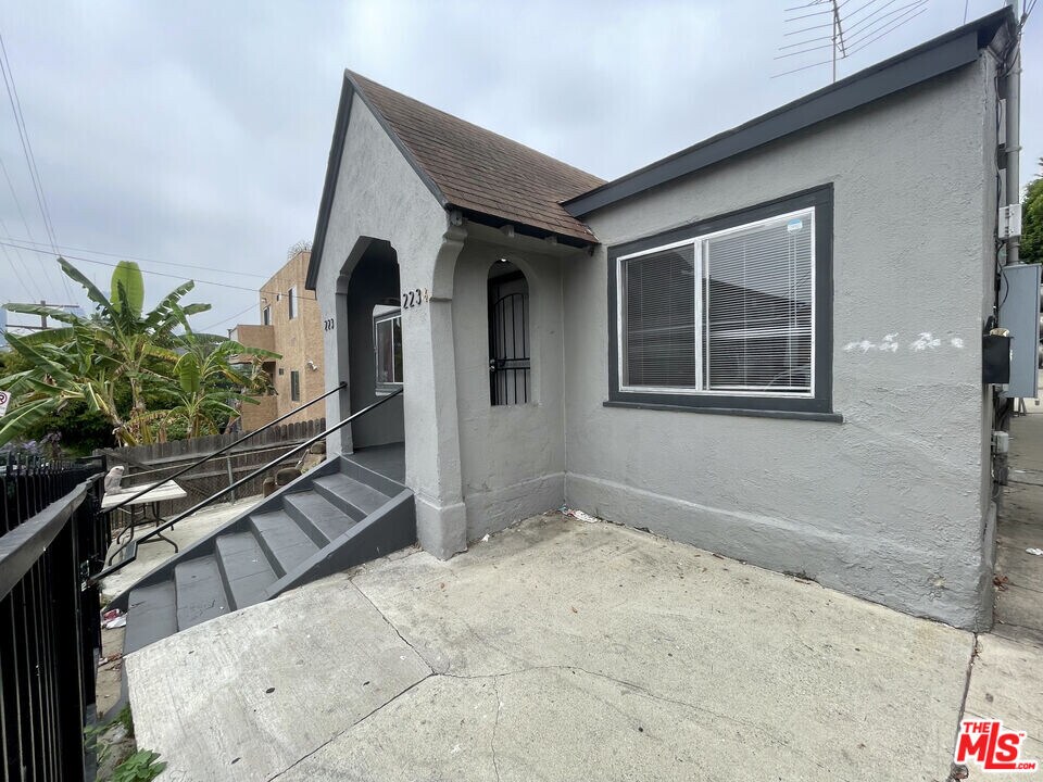 223 Lake Shore Terrace in Los Angeles, CA - Building Photo
