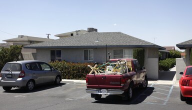 15682 Bear Valley Rd in Victorville, CA - Foto de edificio - Building Photo