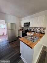 5723 N Beechwood St in Philadelphia, PA - Building Photo