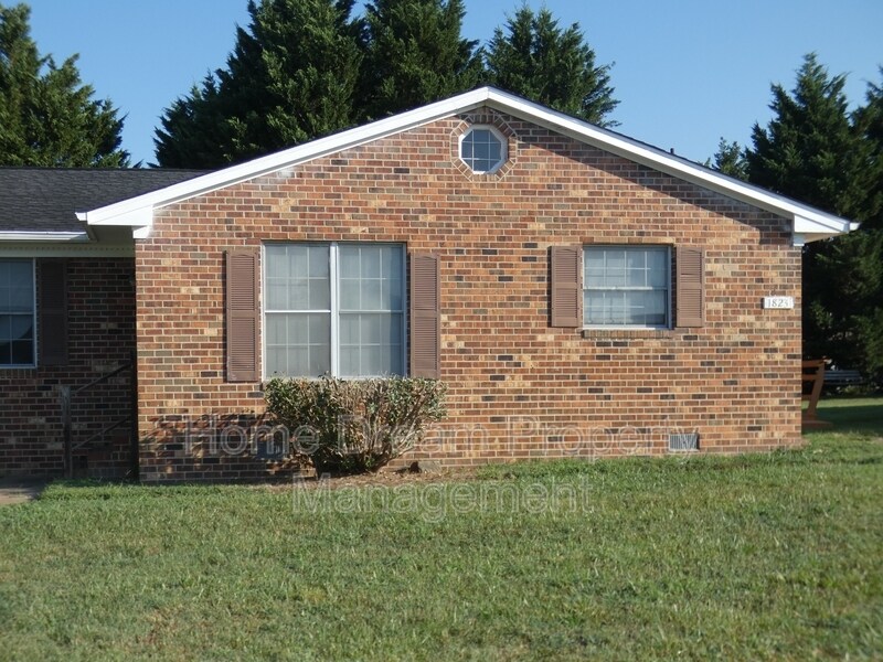 1823 Meadow Dr in Fredericksburg, VA - Building Photo