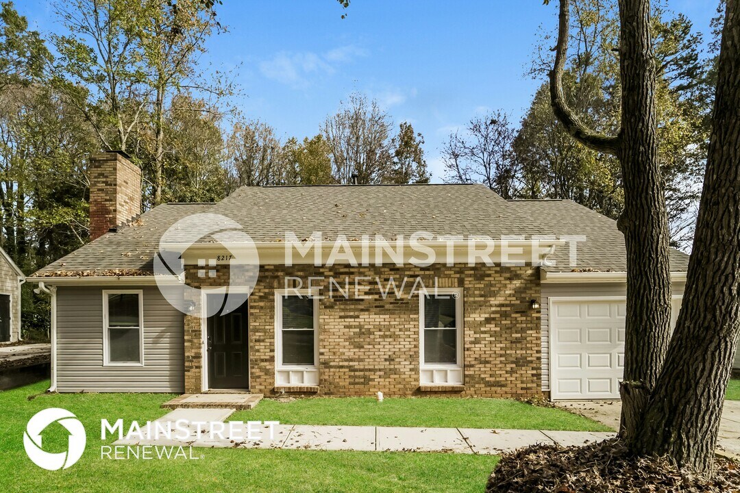 8217 Meadowdale Ln in Charlotte, NC - Building Photo