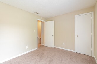 Del Rio Apartment Homes in Tampa, FL - Building Photo - Building Photo