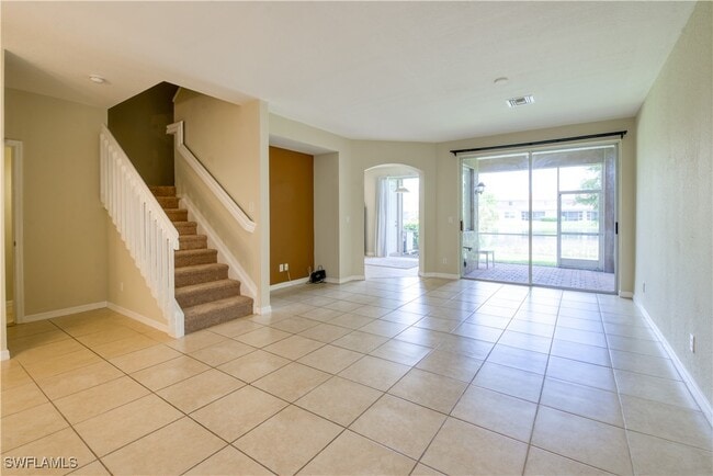 9774 Roundstone Cir in Ft. Myers, FL - Foto de edificio - Building Photo