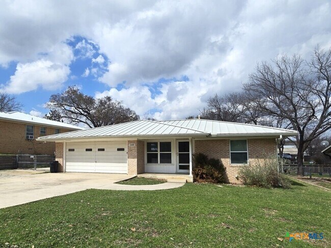 1401 W Ave B in Lampasas, TX - Building Photo - Building Photo
