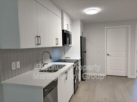 45 Creekview Mnr SW in Calgary, AB - Building Photo