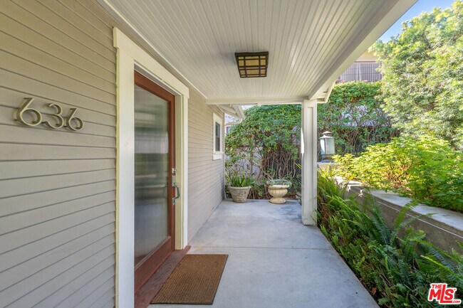 636 Tularosa Dr in Los Angeles, CA - Foto de edificio - Building Photo