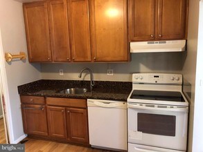 9730 Kingsbridge Dr-Unit -101 in Fairfax, VA - Foto de edificio - Building Photo