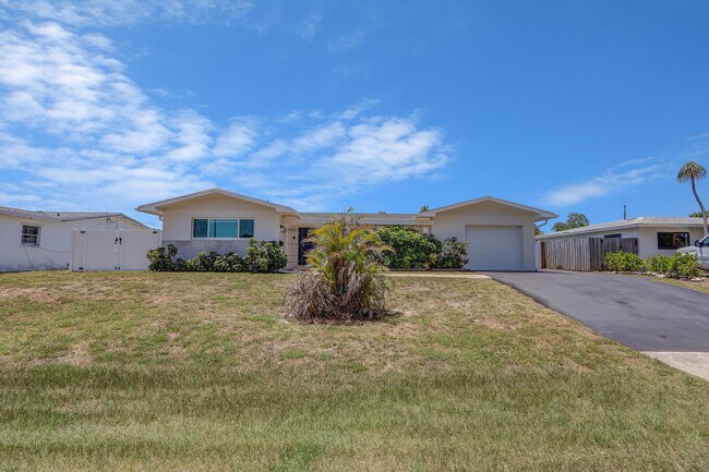 3898 Holly Dr in Palm Beach Gardens, FL - Building Photo - Building Photo