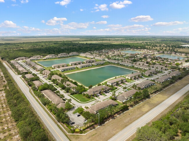9945 E Villa Cir in Vero Beach, FL - Foto de edificio - Building Photo