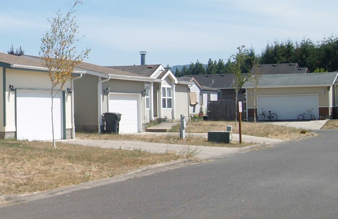 2020 S 12th St in Lebanon, OR - Building Photo