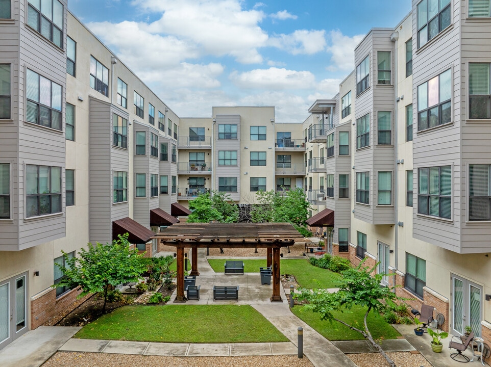 Wildflower Terrace - Senior Living 55+ in Austin, TX - Foto de edificio