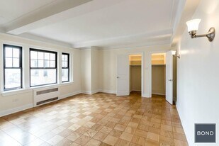 95 Christopher St in New York, NY - Building Photo