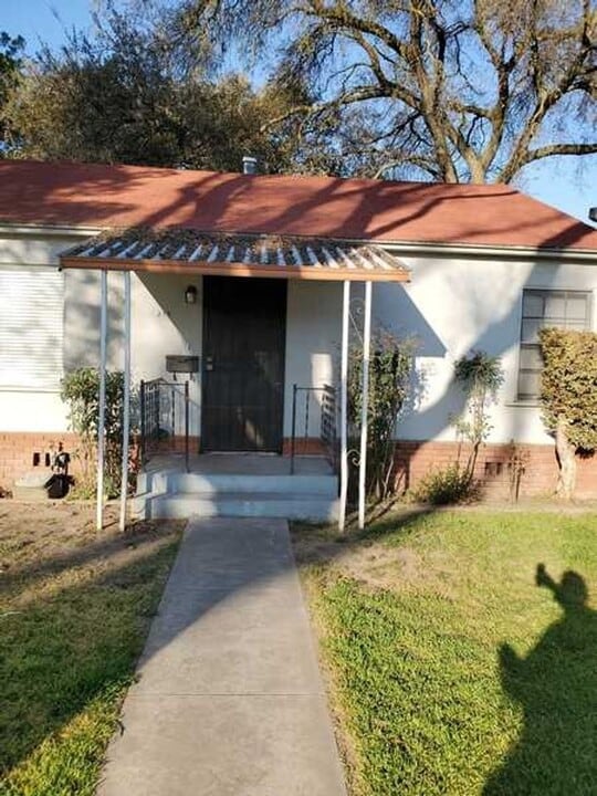 219 Wilson Ave in Modesto, CA - Building Photo