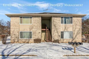 490 Westwood Ct in Crystal Lake, IL - Building Photo