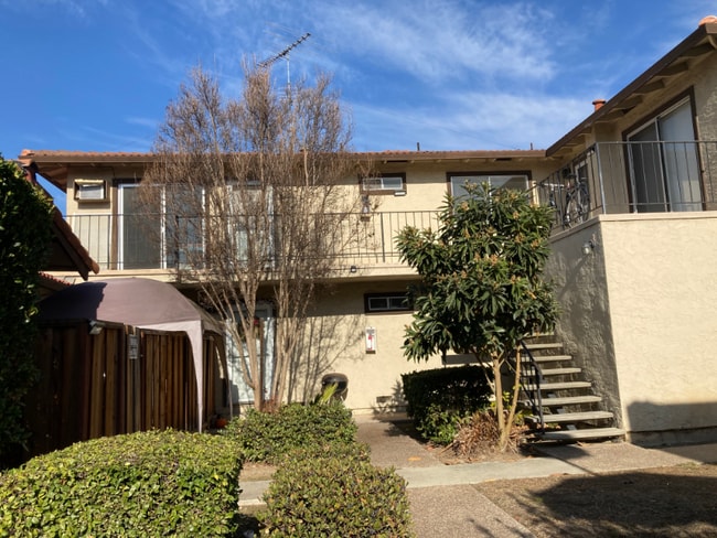 1518 Moorpark Ave, Unit 4 in San Jose, CA - Foto de edificio - Building Photo